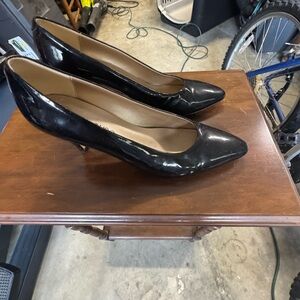 Vintage Bandolino Shiny Black patent leather Heels   Size 8 N. In EUC.